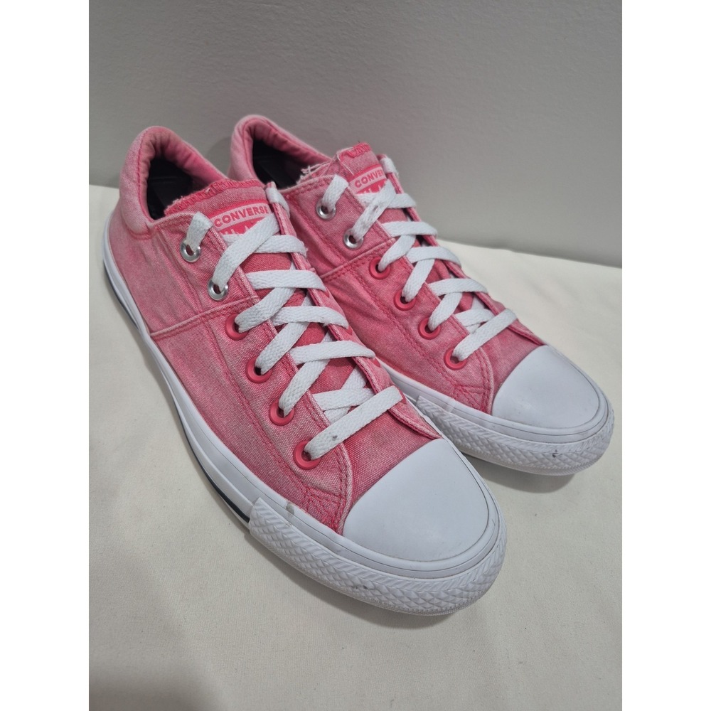 Converse Low Top Sneakers in Pink and White